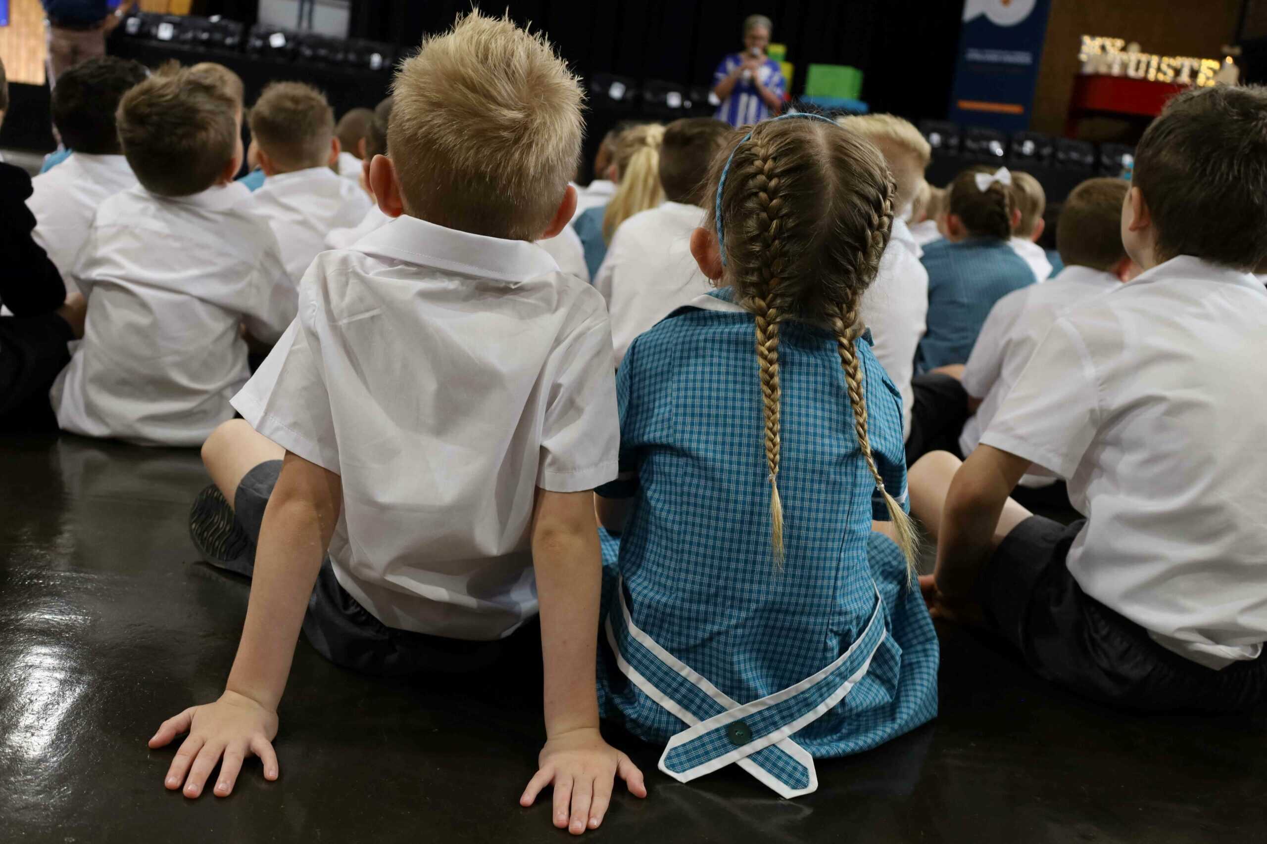 Die amptelike oorhandiging van 30 van die 2 000 skooltassies het op 14 Januarie by Laerskool Swartkop in Centurion plaasgevind, waar Helpende Hand se geliefde superheld, Braaf die Boerboel, saam met verteenwoordigers van die organisasie gehelp het om die tassies aan opgewonde graad 1-leerlinge te oorhandig.