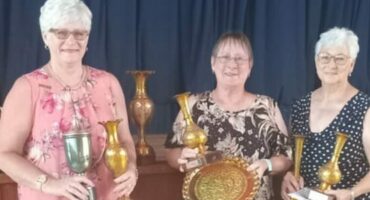 Annatjie Dreyer, Julie Griesel en Kobie Pretorius met die trofees wat hulle ontvang het by die plaaslike VLU-prysuitdeling.