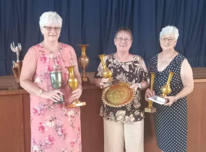 Annatjie Dreyer, Julie Griesel en Kobie Pretorius met die trofees wat hulle ontvang het by die plaaslike VLU-prysuitdeling.