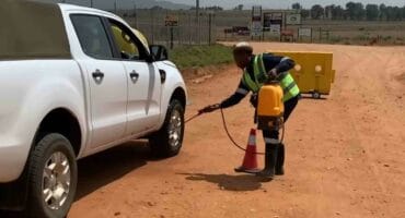 'n Biosekuriteitskontrolepunt om die verspreiding van Bek-en-klouseer te verhoed.