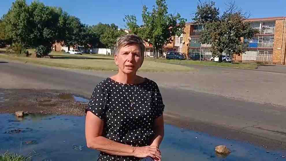 Gerda Senekal by die slaggat in Frikkie Meyer Boulevard, Vanderbijlpark.