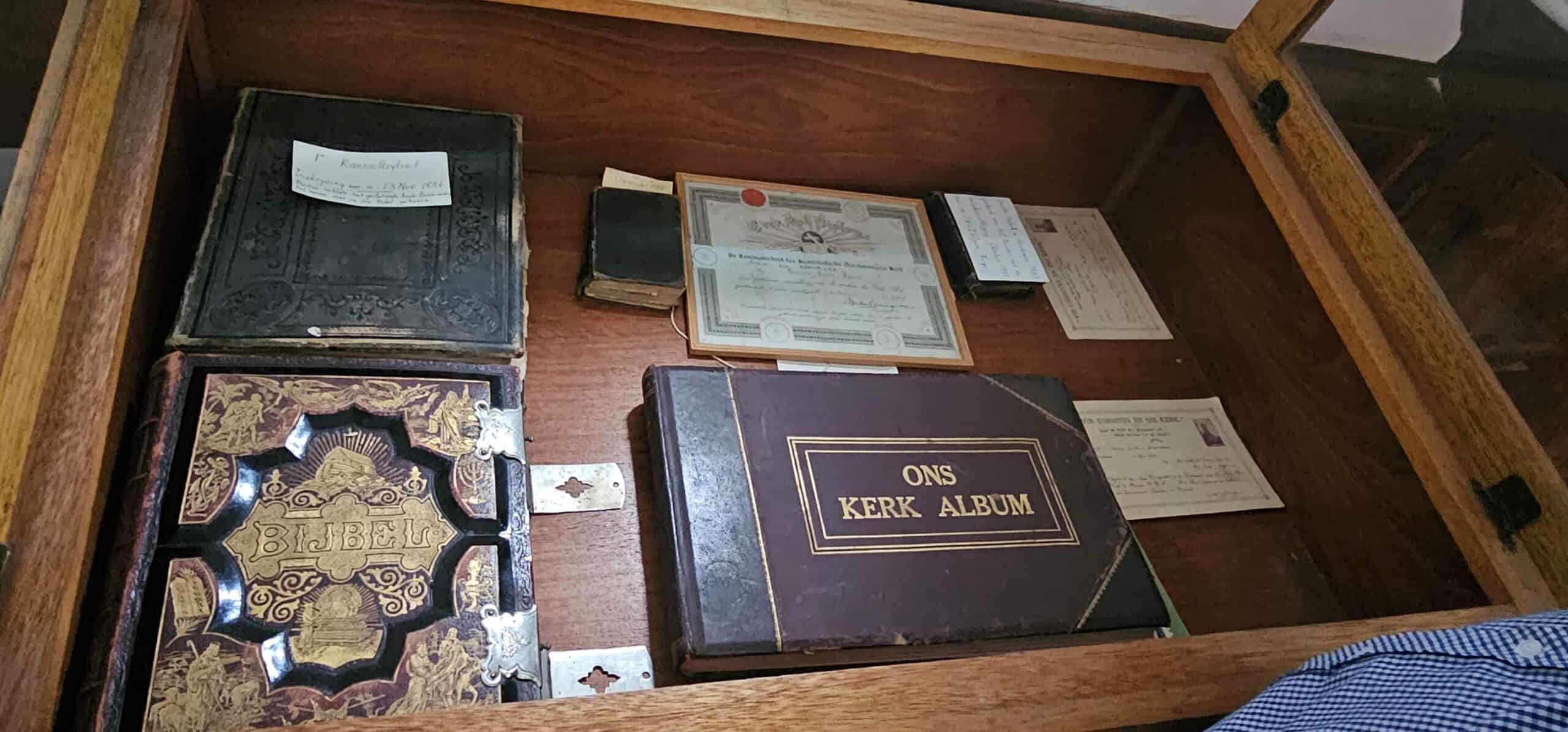 Van die items van historiese waarde wat steeds in die kerk sebesit is.