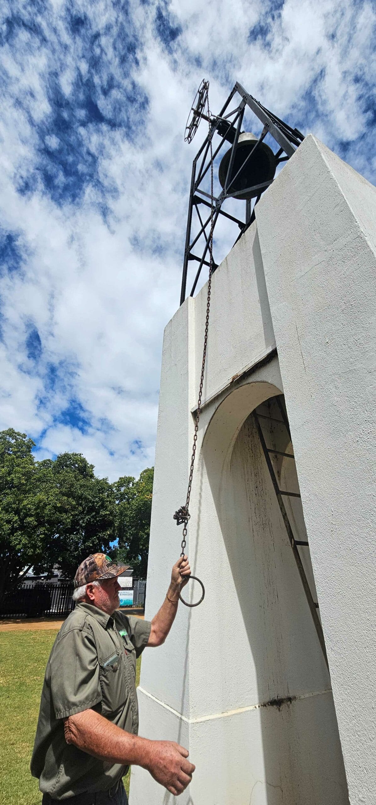 Kerneels Steynby die kerkklok wat hy onlangs eiehandig saam met ‘n handjievol helpers herstel het