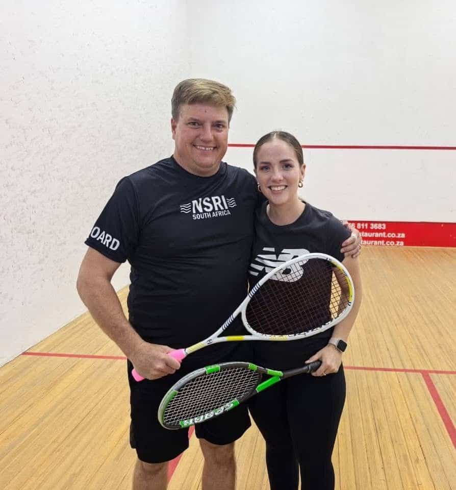 Links is Parys-muurbalklub se voorsitter, Robert Thompson, wat die afgelope week sy 500ste SportyHQwedstryd gespeel het.