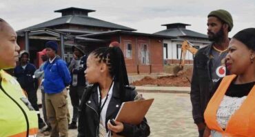 Raadslid Victoria de Beer-Mthombeni (regs) tydens 'n oorsigbesoek aan die konstruksieperseel van die Parys Korrektiewe Dienste Sentrum.