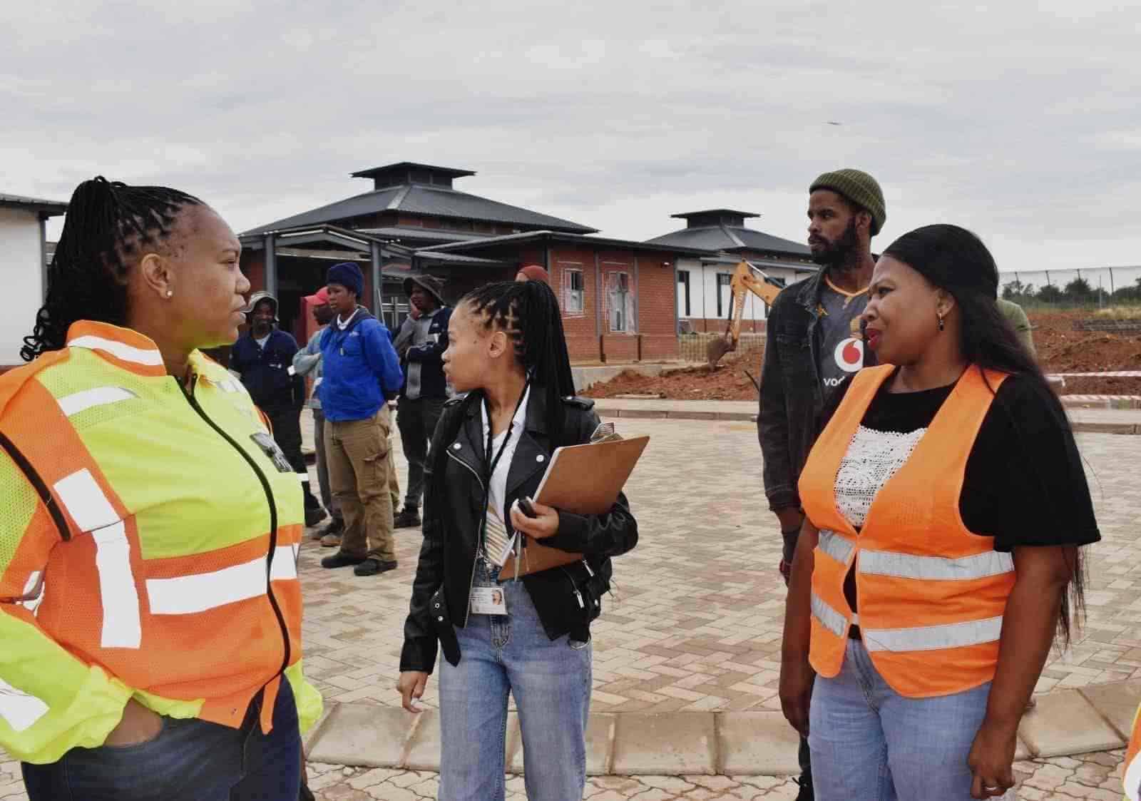 Raadslid Victoria de Beer-Mthombeni (regs) tydens 'n oorsigbesoek aan die konstruksieperseel van die Parys Korrektiewe Dienste Sentrum.