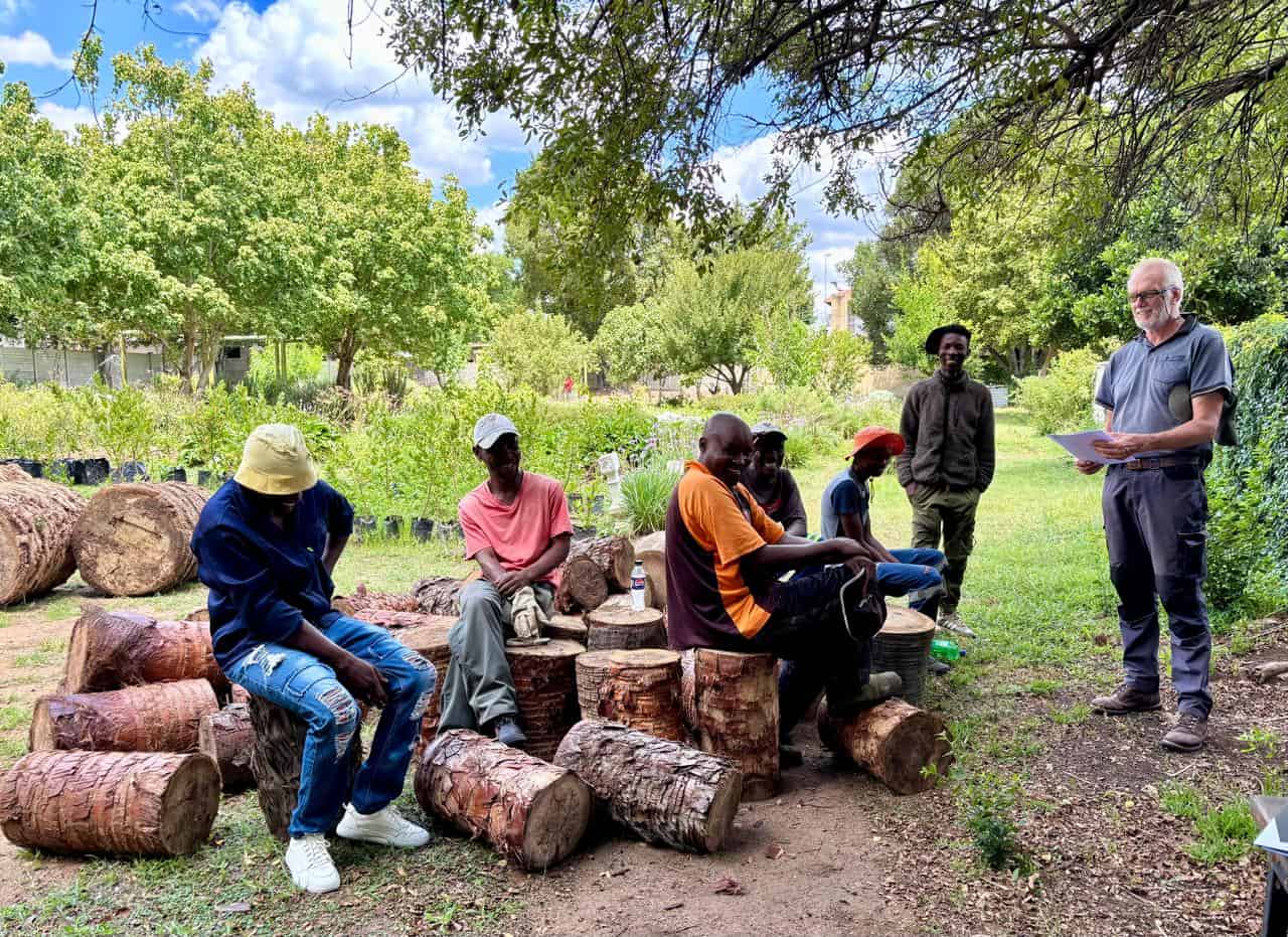 Ras providing Wetland education to the stump rollers and leaders, Mokete, Abram, Kamohelo, Thulani, Simon and Lucas. 