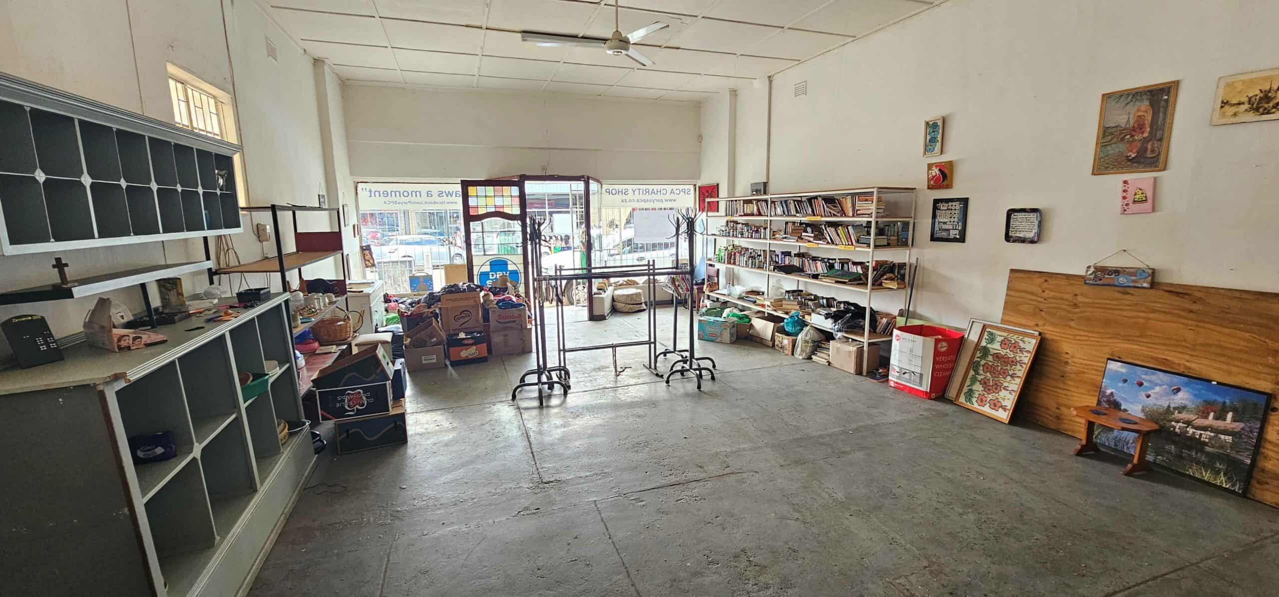Die afgelope paar dae het gewillige hande help op pak aan die voorraad van die SPCA Charity winkel wat vir meer as 'n dekade 'n deel van Parys was.