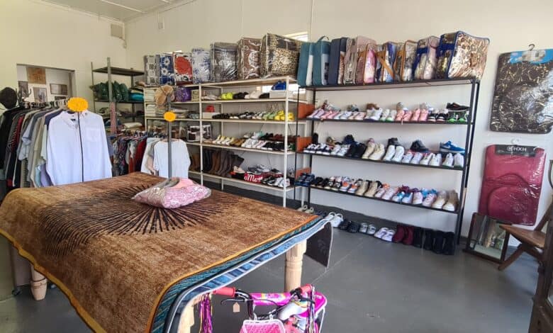 Foto's wat destyds in die Parys SPCA Charity Shop geneem is wat 'n verskeidenheid van tweedehandse items te koop aangebied het.