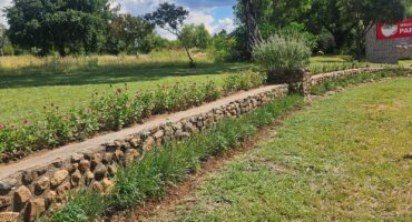 Vrywillige hande het hier by Parys se dorpsingang vanaf Sasolburg-kant skoongemaak. Foto: Verskaf