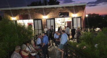 Kunstenaars maar ook kunsliefhebbers uit die gemeneskap het die opening van die galery bygewoon.