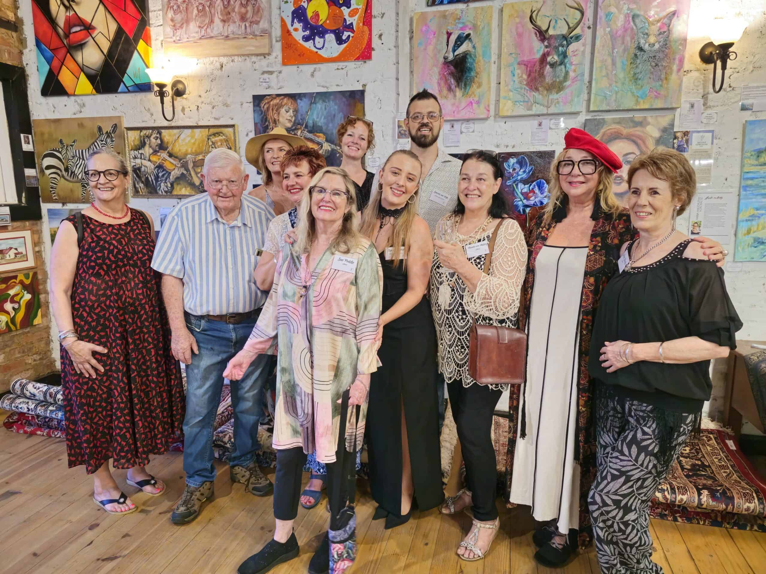 Van die kunstenaars wat die aand bygewoon het is agter van links Kathleen Barnard, Menke Stydom en Lourens van Wyk. In die tweede ry is Victoria Janeke, Nic Oosthuizen, Esra Leibold, Elzaan van Wyk, Mandie von Maltitz, Lizette Havenga, en Anni Thirtle. Voor is Sue Peddle.