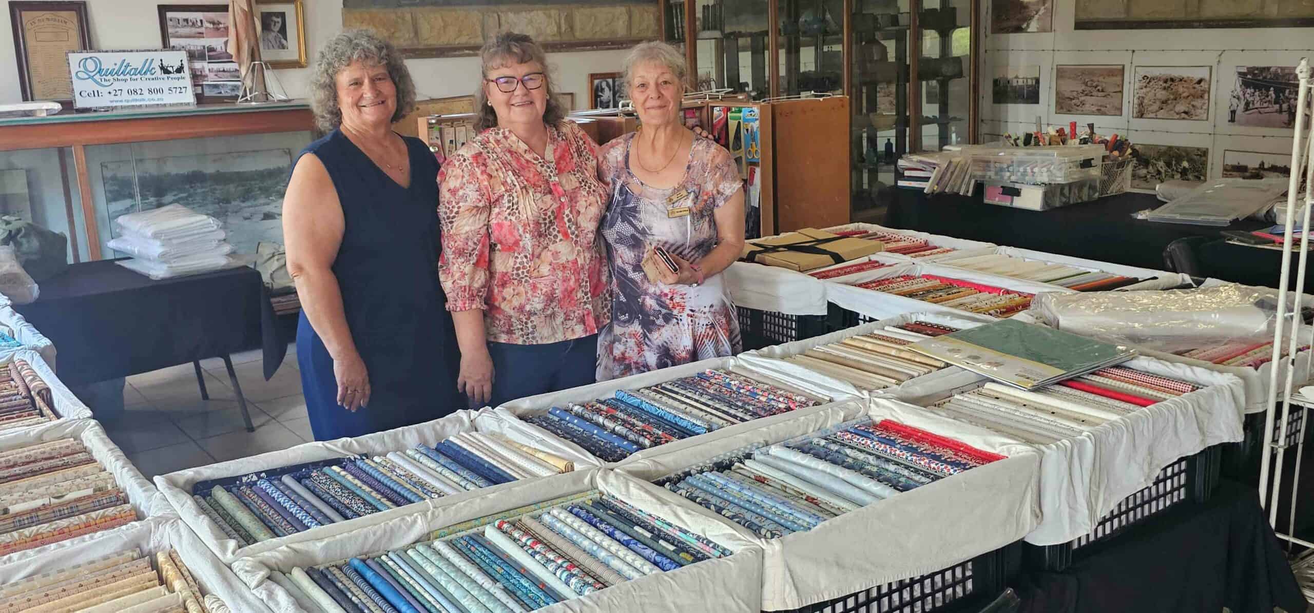 Judy Roux, Cecile Lombaard en Elsie Burger in die reisende Quiltalk winkel waar vanoggend heerlik rondgekyk kon word na al die materiaal en naaldwerkbenodighede.