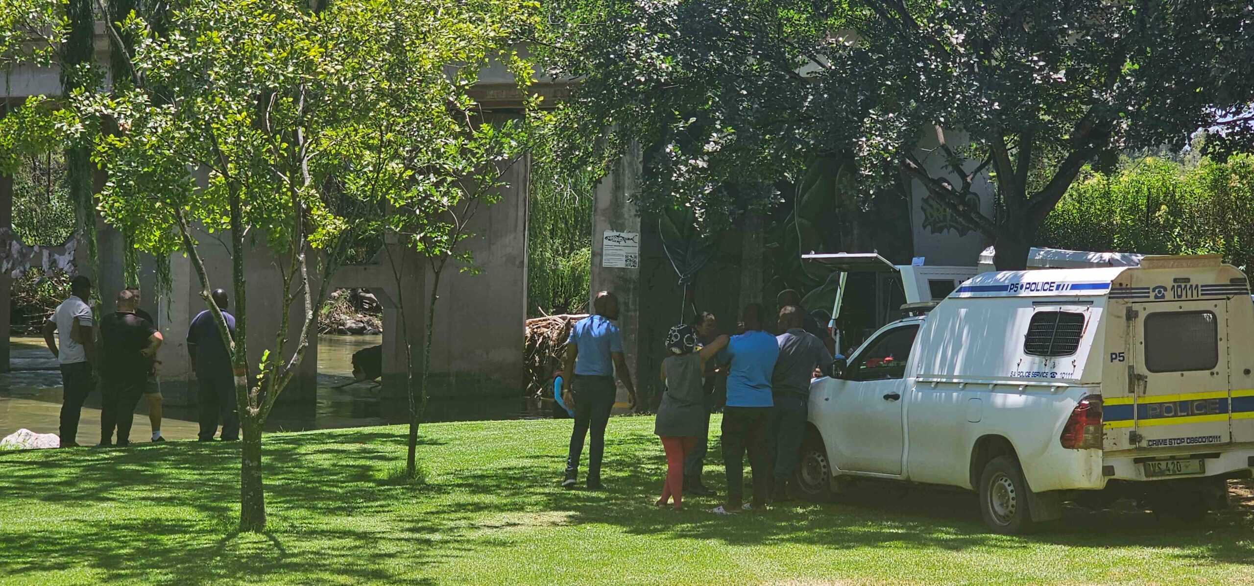 Die toneel vroeër vanoggend langs die Vaalrivier in Parys waar die liggaam van 'n volwasse man uit die water gehaal is.