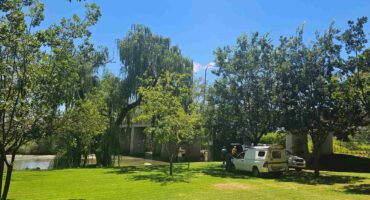 Die toneel waar die liggaam van 'n volwasse man vanoggend by die Parys/Potchefstroom-brug uit die Vaalrivier gehaal is. Foto: Liezl Scheepers