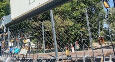 Van die sotte by die Mur de Souvenirs by Parys se geskiedkundige hangbrug oor die Vaalrivier, is verlede week deur vandale geknip.