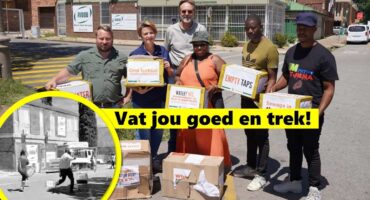 AfriForum is vanoggend met kartonbokse na die Ngwathe Munisipale kantore na 'n vroeëre hofuitspraak in die guns van AfriForum vir provinsiale ingryping by die munisipaliteit.