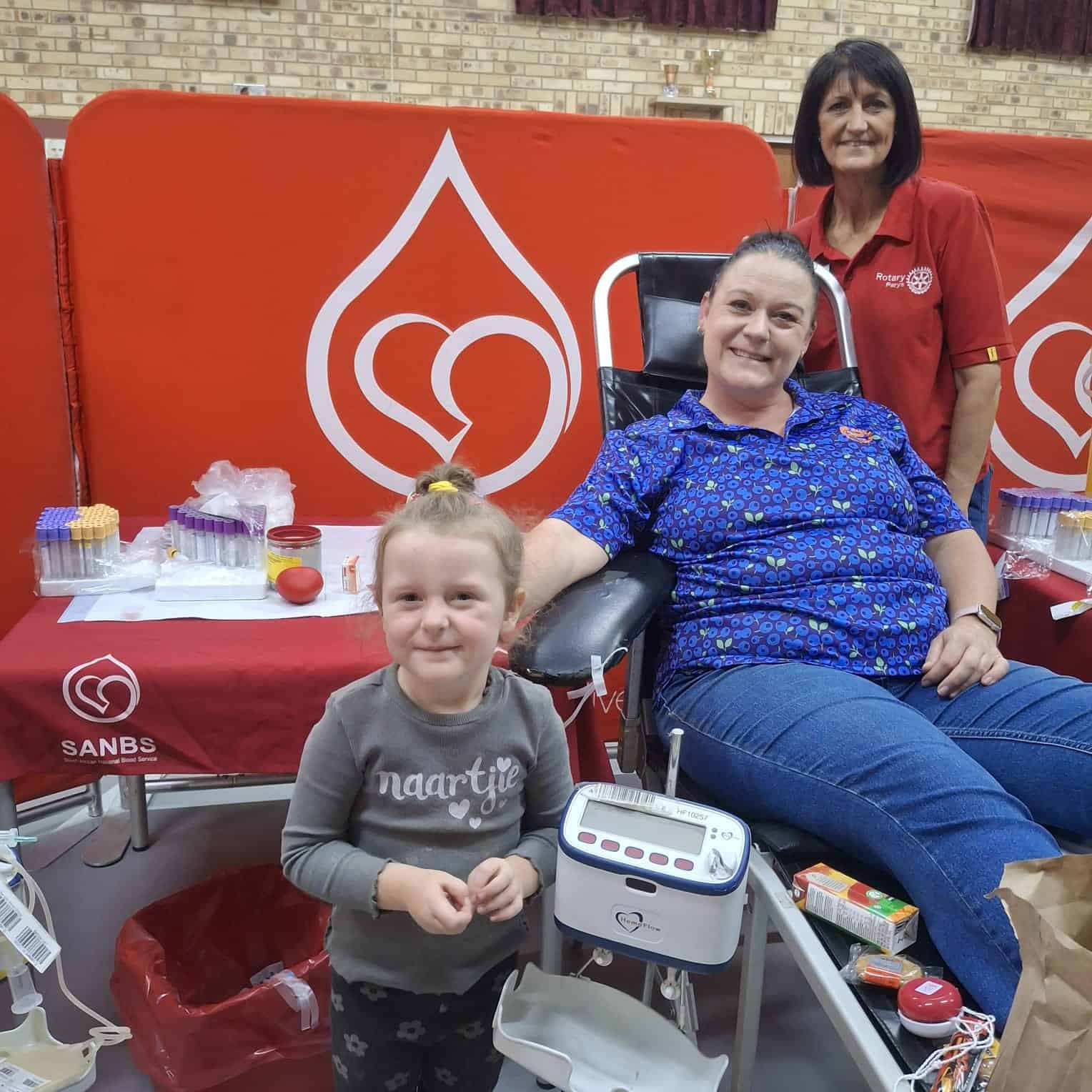 Parysenaars wat vandag die Bloeddiens se Answer the Call- veldtog in Parys ondersteun het.