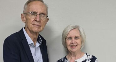 Professor Marius Nel van die AGS Sion-gemeente oorhandig die boekprys aan Carina van den Berg.