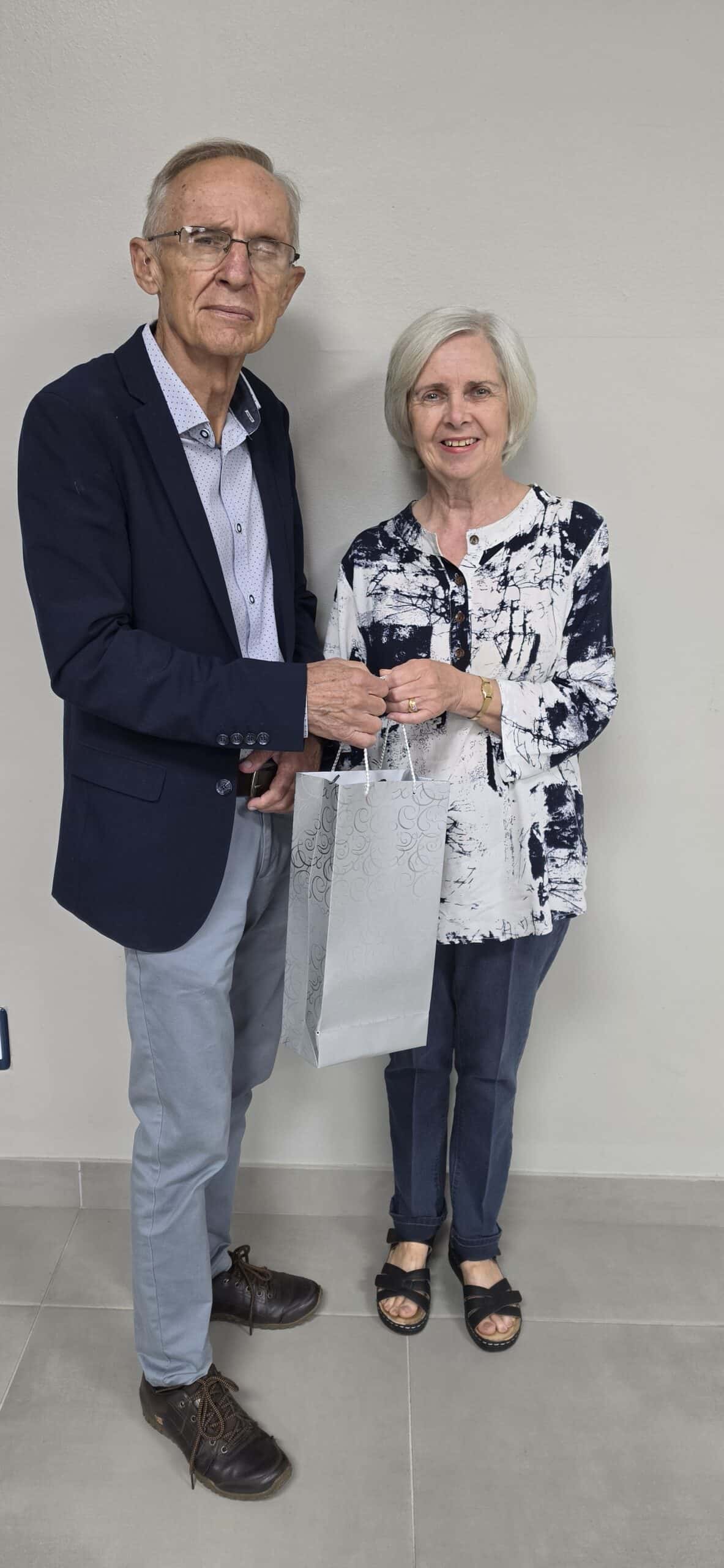 Professor Marius Nel van die AGS Sion-gemeente oorhandig die boekprys aan Carina van den Berg.