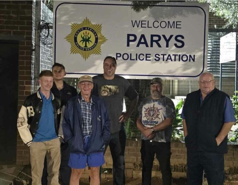Van die lede van die gemeenskap wat aan verlede maand se blou lig/wit lig patrollie deelgeneem het. Foto: Dorette Nel.