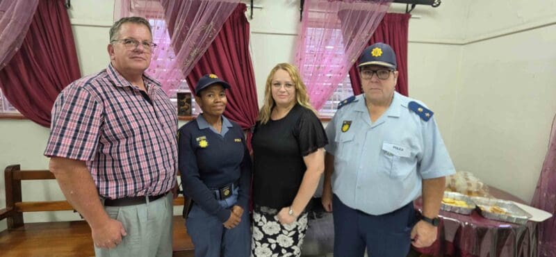 Van links is adjudant-offisier Jan le Roux, sersant Molebatsi wat by adjudant-offisier Le Roux oorneem as gemeenskapspolisiëringsbeampte, Anne-marie du Toit (Parys GPF voorsitter) en luitenant-kolonel De Vos (stasiekommissaris Parys SAPD). Foto: Liezl Scheepers
