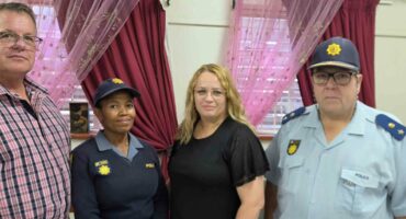 Van links is adjudant-offisier Jan le Roux, sersant Molebatsi wat by adjudant-offisier Le Roux oorneem as gemeenskapspolisiëringsbeampte, Anne-marie du Toit (Parys GPF voorsitter) en luitenant-kolonel De Vos (stasiekommissaris Parys SAPD). Foto: Liezl Scheepers