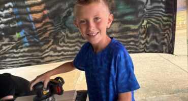 By die werkswinkels word klein handjies onder toesig geleer om met kraggereedskap te kan werk.