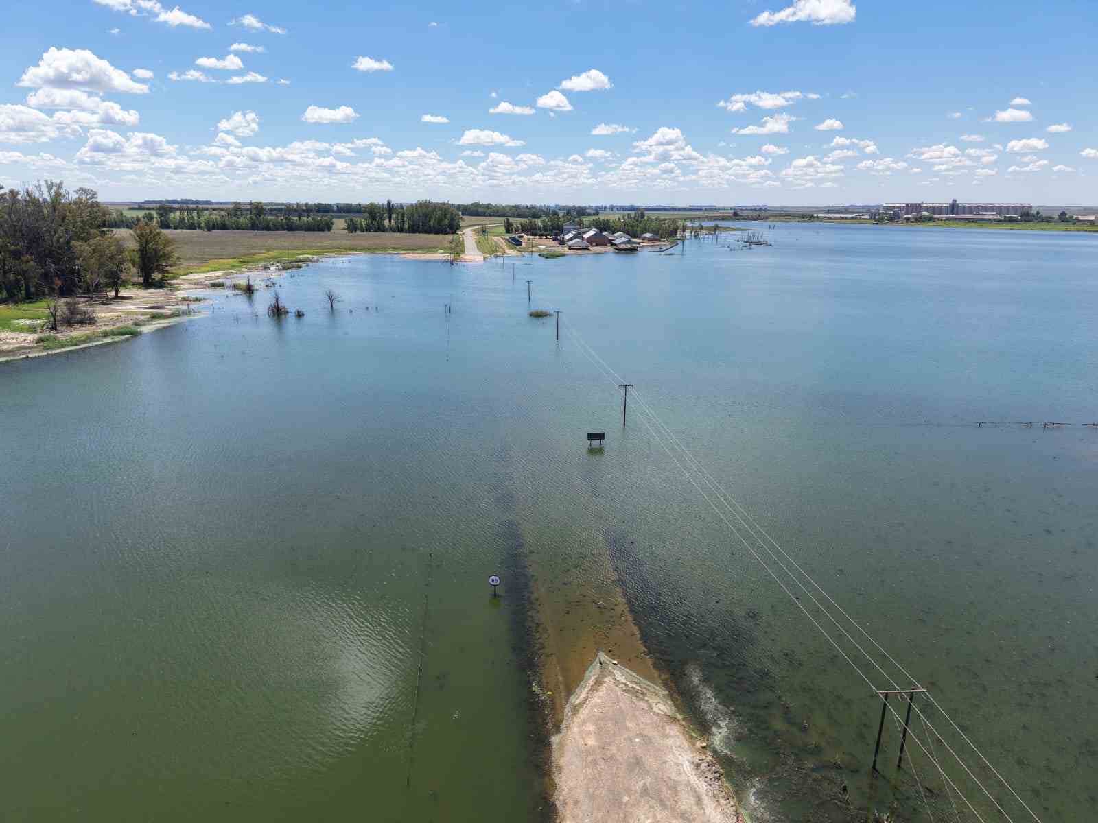 Die foto wys 'n gedeelte van die R59 buite Viljoenskroon onder water as gevolg van 'n pan wat oorloop oor die pad.