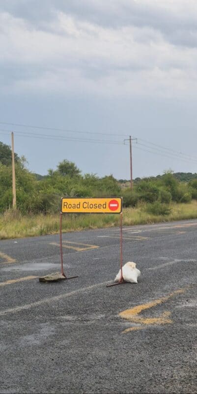 Waar die kontrakteur werk is die pad gesluit en moet motoriste die alternatiewe roete volg. Foto: Hilke Scheepers.