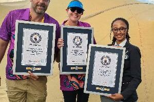 Rocking the Vaal Organiseerders saam met Mbali Nkosi (beoordeelaar) tydens die vorige rekordpogings.