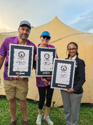 Rocking the Vaal Organiseerders saam met Mbali Nkosi (beoordeelaar) tydens die vorige rekordpogings.