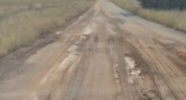 Dié gedeelte van die Schoemansdrift-pad wat nou as alternatiewe roete vir die R59 tussen Parys en Vredefort gebruik word, het groot skade. Ry versigtig hier. Foto: Hilke Scheepers