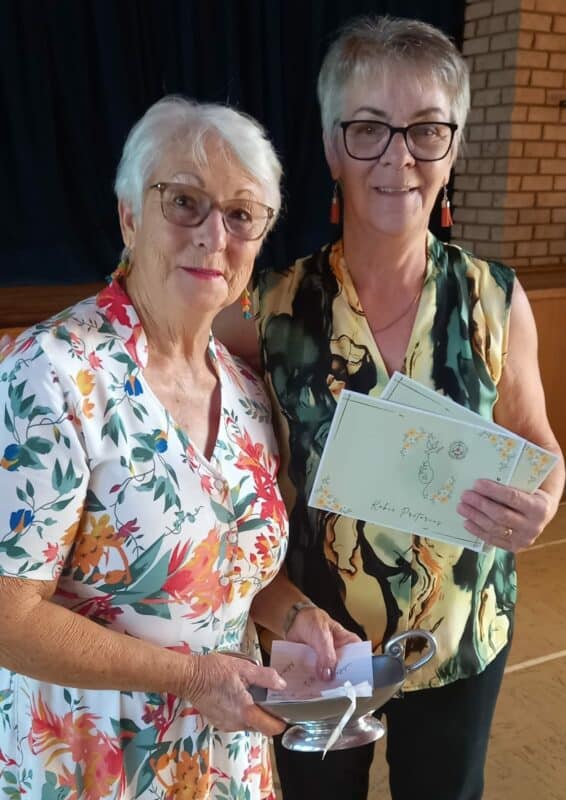 Kobie Pretorius ontvang erkenning vir die eerste plek wat sy by die VLU-konferensie behaal het. By haar is takvoorsitter, Bernadet van der Ende. Foto: Verskaf