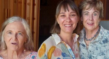 Saam met spreker Christél Schutte (middel) is Helene Maree en Eska de Bruin. Foto: Verskaf