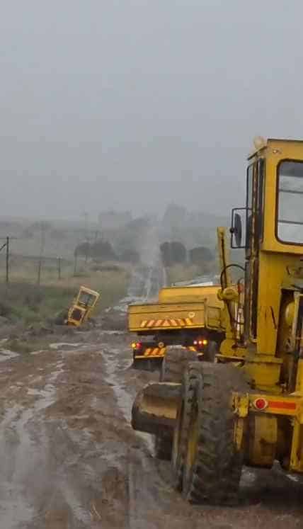 Die modder maak die pad nou haas onbegaanbaar vir die baie motors en swaar voertuie wat daagliks hier ry. 