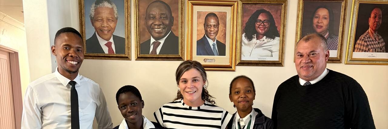 Op die foto is mnr. Mokhele (afrigter), Tidimalo Molupe (800m atleet), Jenicke Hefer (spanbestuurder), Zanele Keswa (100m en aflos) en mnr. Ismail (skoolhoof). Foto: Verskaf