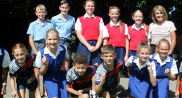 Primêre Skool Parys se atlete wat aan die Vrystaat-kampioenskappe sal deelneem, saam met die skool se atletiekhoof, juffrou Annie.