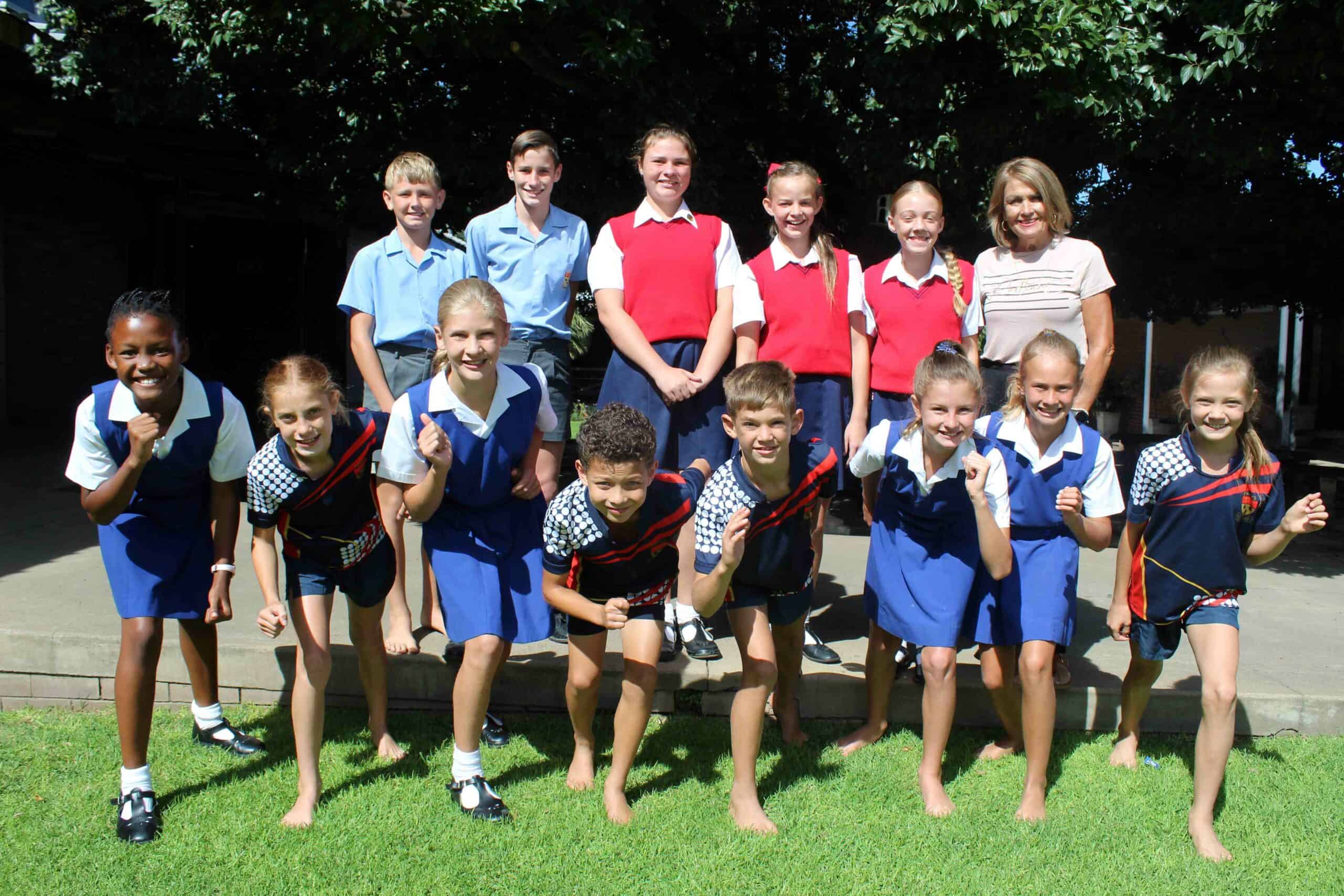Primêre Skool Parys se atlete wat aan die Vrystaat-kampioenskappe sal deelneem, saam met die skool se atletiekhoof, juffrou Annie.