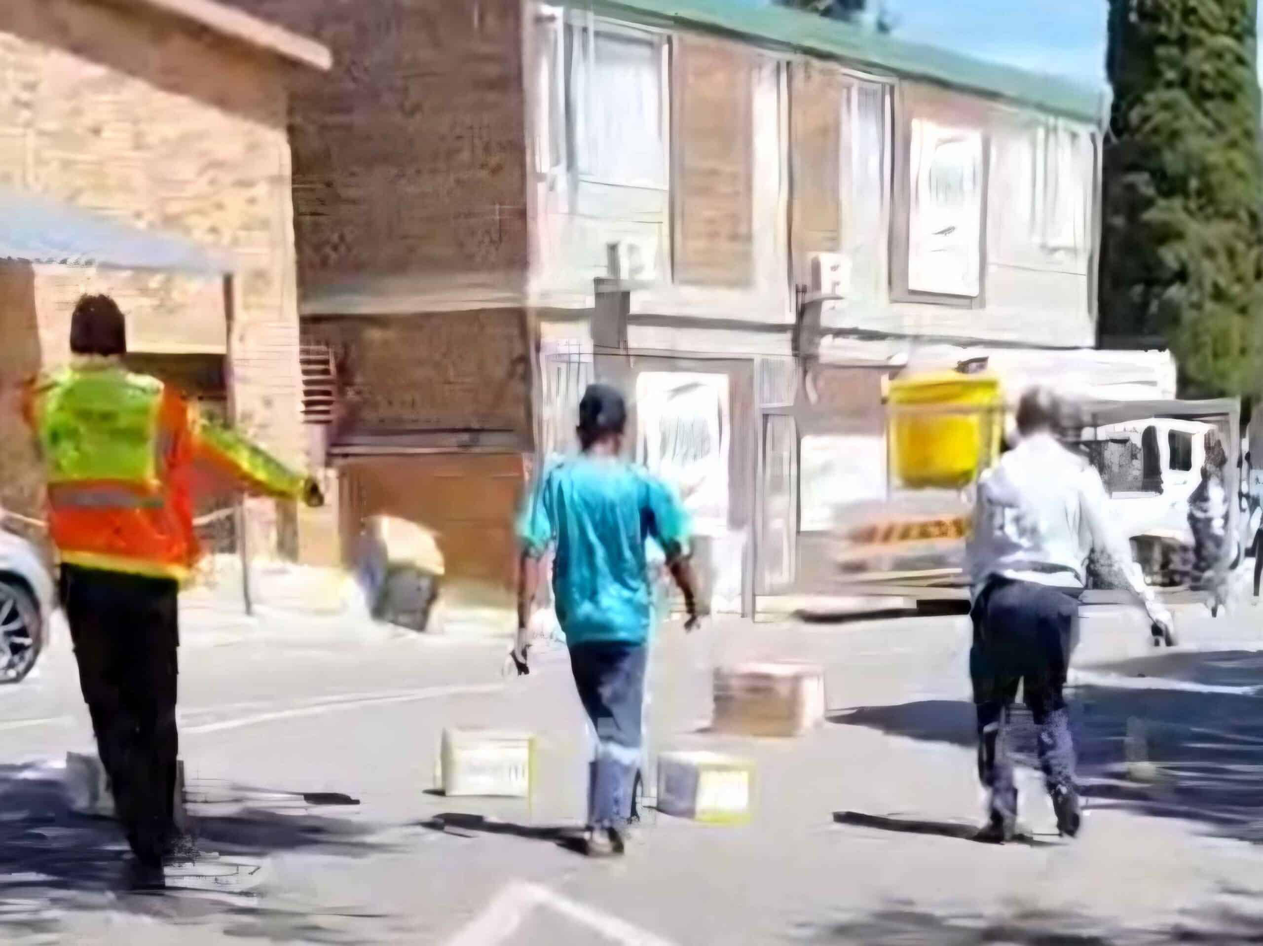 'n Skermgreep uit 'n video van AfriForum nadat opdrag gegee is om die bokse te verwyder uit die munsipale kantoor.