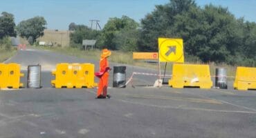 Let daarop dat die R59 tussen Parys en Vredefort gesluit is vir herstelwerk aan slaggate. Verkeer word herlei via die Schoemansdriftpad. Foto: Hilke Scheepers.