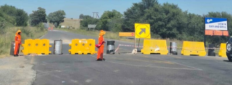 Let daarop dat die R59 tussen Parys en Vredefort gesluit is vir herstelwerk aan slaggate. Verkeer word herlei via die Schoemansdriftpad. Foto: Hilke Scheepers.