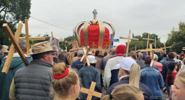 Vredefort se mense beweeg deur die dorp se strate vir die 2025 Kruistog. Foto: Liezl Scheepers