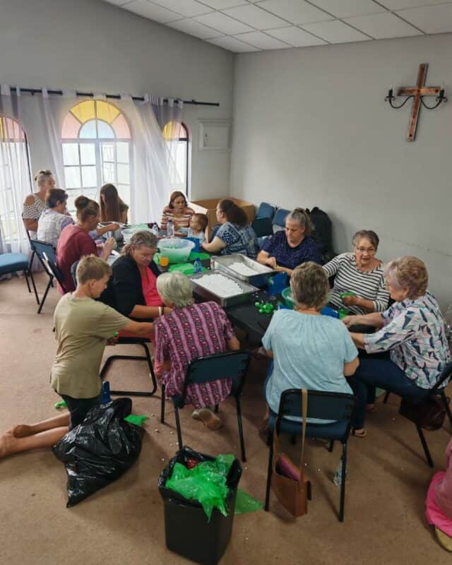 Vele hande het help vou aan die blomme vir vanjaar se vlot vir die Kruistog. Foto: Verskaf