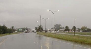 Die foto is vanoggend geneem by die Orkney/Leeuwdoringstad-kruising waar verkeersvloei belemmer is weens 'n minibus-staking. Foto: Verskaf