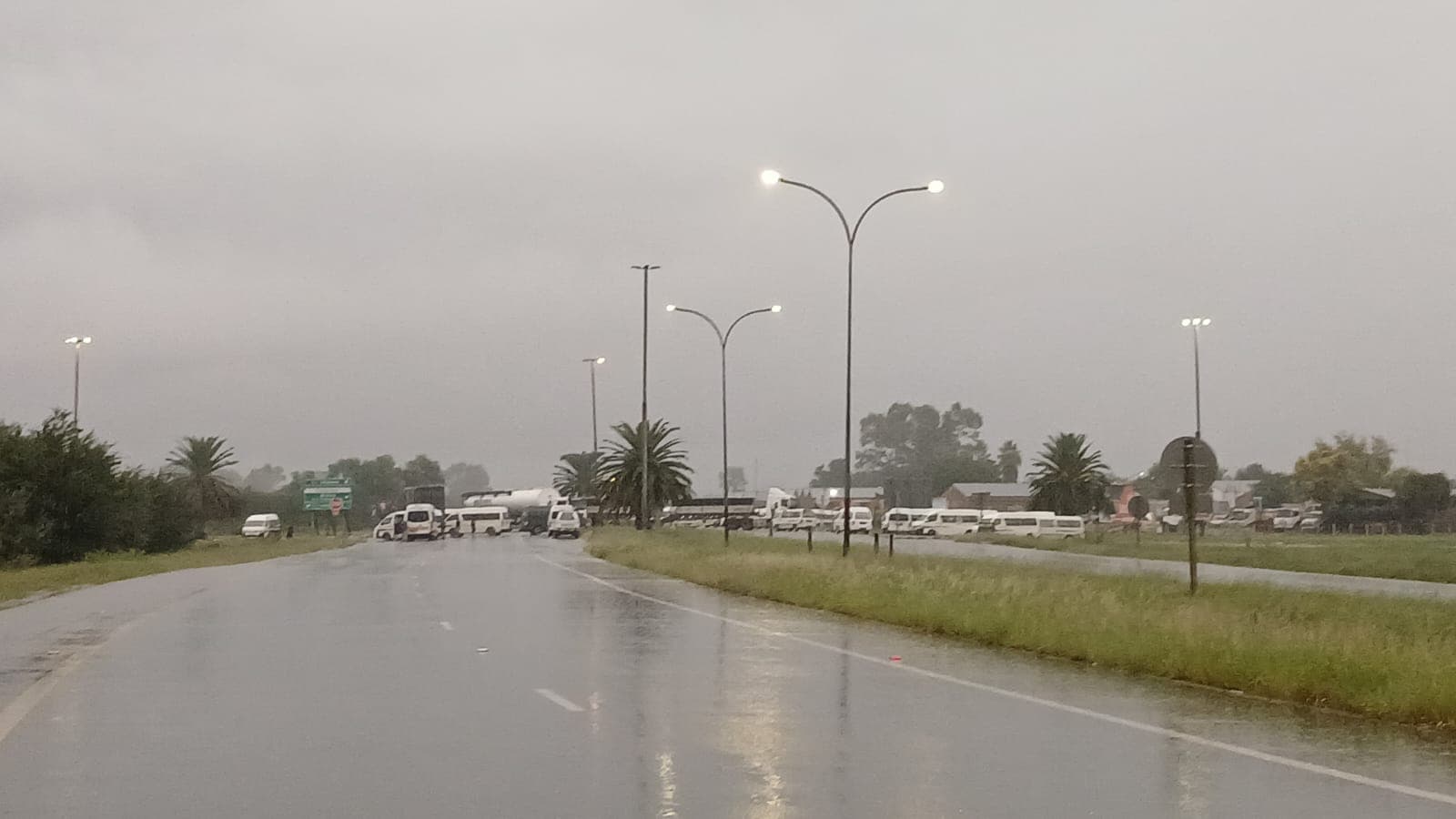 Die foto is vanoggend geneem by die Orkney/Leeuwdoringstad-kruising waar verkeersvloei belemmer is weens 'n minibus-staking. Foto: Verskaf