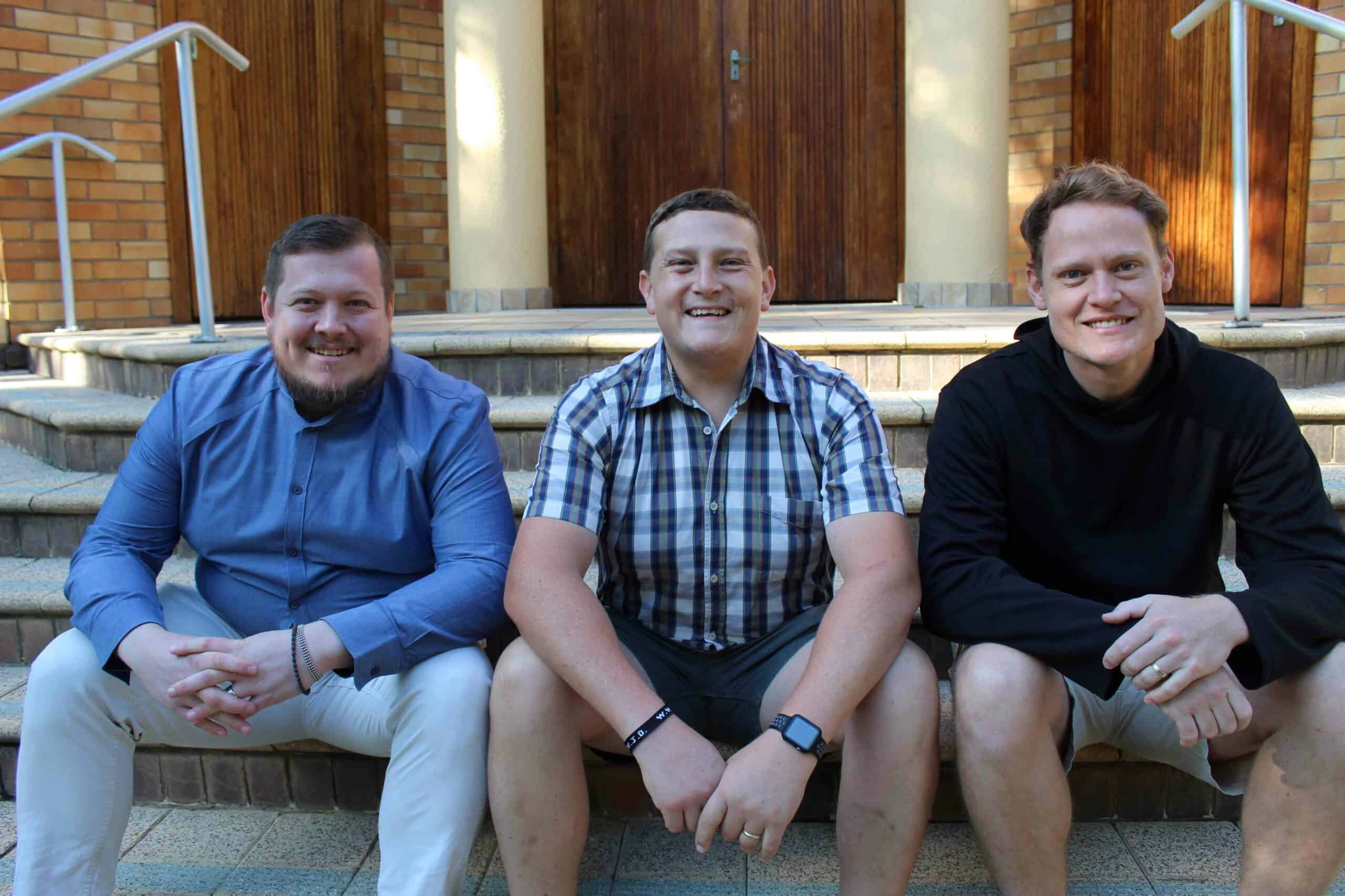 Drie klasmaats wie se paaie weer in Parys kom kruis het. Van links is ds. Juan de Beer, ds. Willie Griesel en ds. Francois van Tonder.