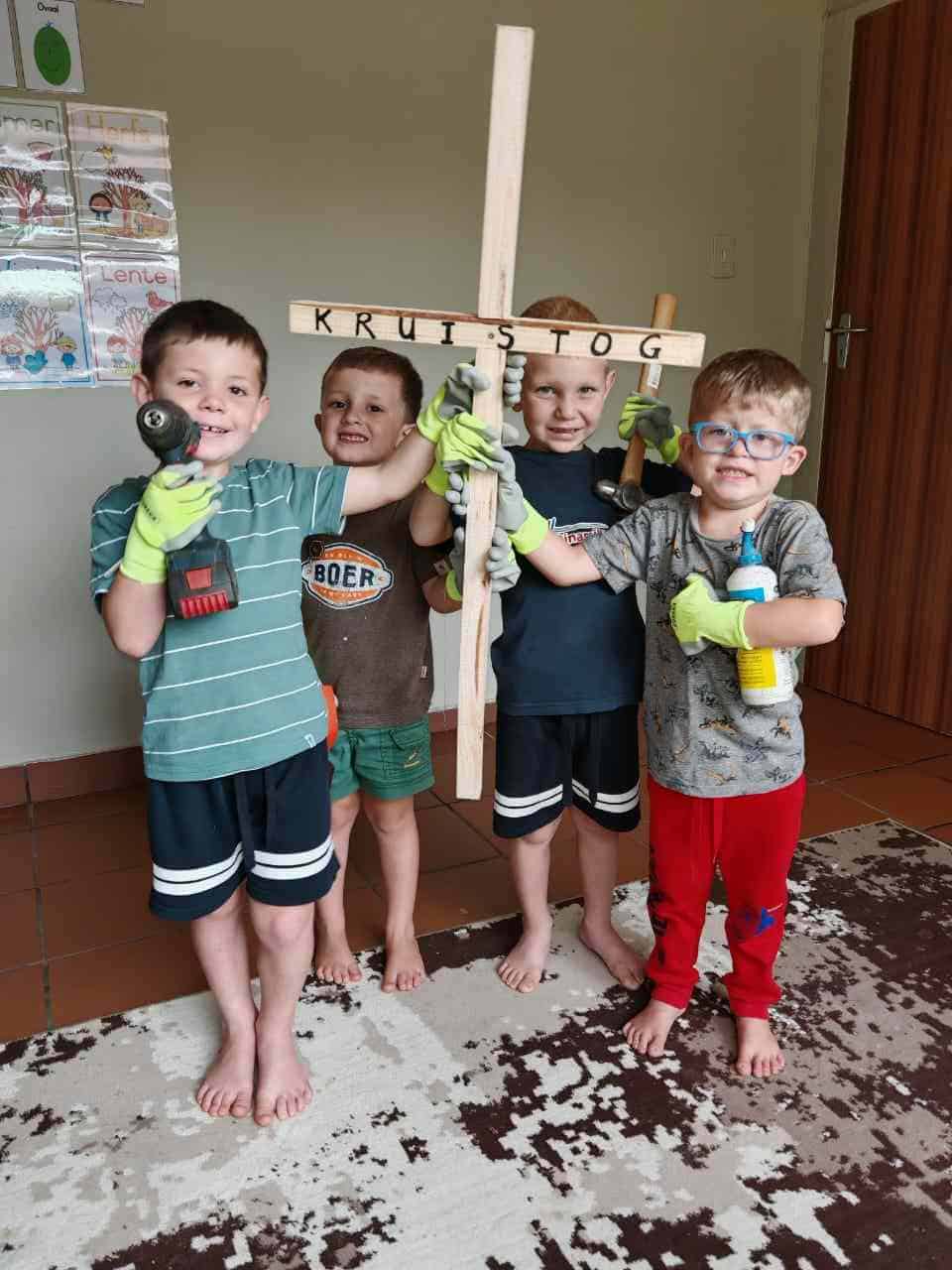Oud en jonk gaan Saterdag kruis bou in Vredefort. Foto: Verskaf