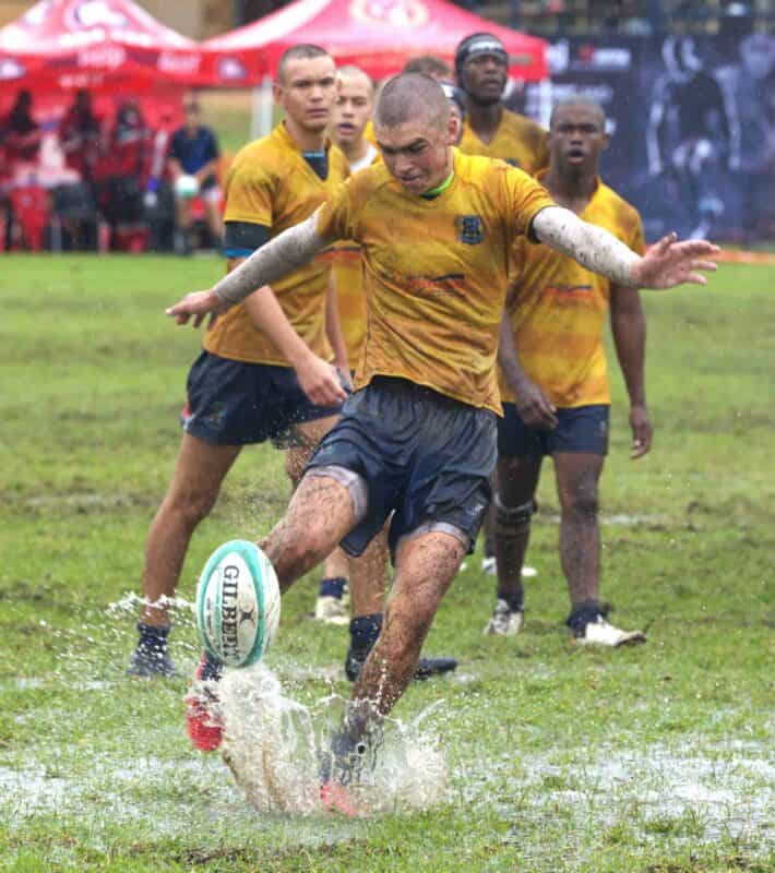 Die treffende foto is tydens die 2025 Parys Hoërskool Alumni Namgola Sportweek geneem met Hoërskool Parys se Nico Rust in aksie tydens ‘n sopnat wedstryd teen Zastron in die Plaat-finaal. Foto: Ferdie Jordaan.