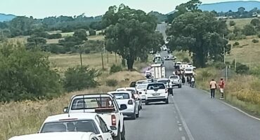 Die verkeersopeenhoping op die R59 tussen Parys en Vredefort na 'n botsing vroeër vanmiddag.